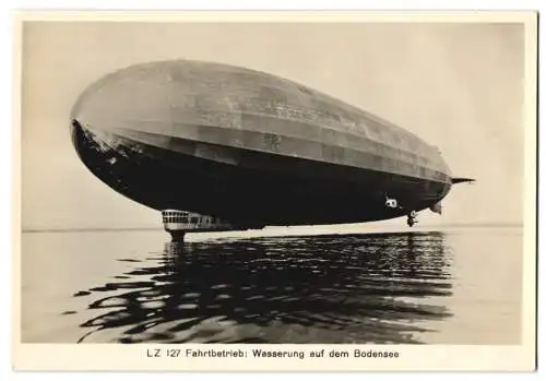 Fotografie unbekannter Fotograf und Ort, Zeppelin LZ 127 Graf Zeppelin bei der Wasserung auf dem Bodensee
