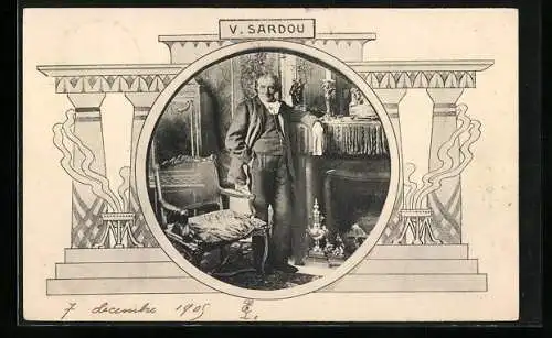 AK V. Sardou, mit Hand in der Hose, am Kamin