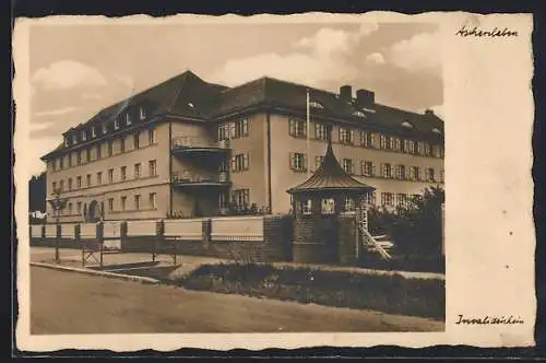 AK Aschersleben, Invalidenheim mit Graben und Pavillon, von der Strasse gesehen