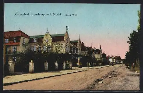 Goldfenster-AK Brunshaupten i. Meckl., Strasse Bülow-Weg, Partie mit leuchtenden Fenstern