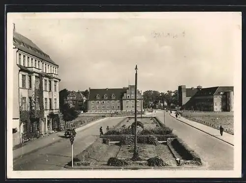 AK Husum / Nordsee, Herzog-Adolf-Strasse mit Finanzamt und Ludwig-Nissen-Haus