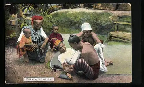 AK Burma, Tattooing a Burman, Burmese lässt sich tätowieren