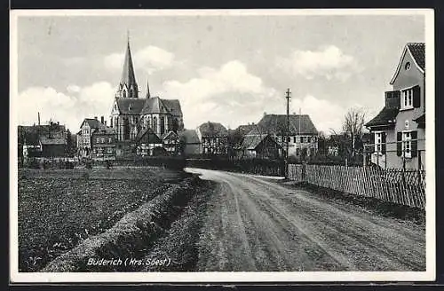 AK Büderich /Krs. Soest, Strassenpartie mit Kirche