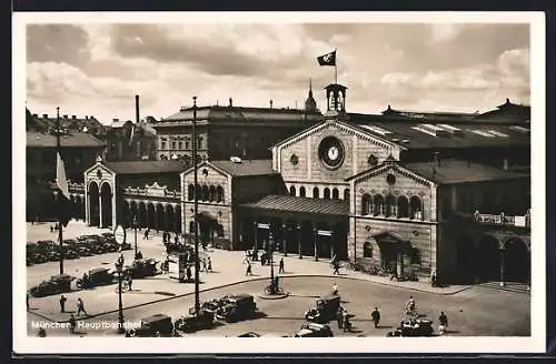 AK München, Hauptbahnhof, Leute, Autos, Flagge mit  auf dem Dach des Bahnhofsgebäudes