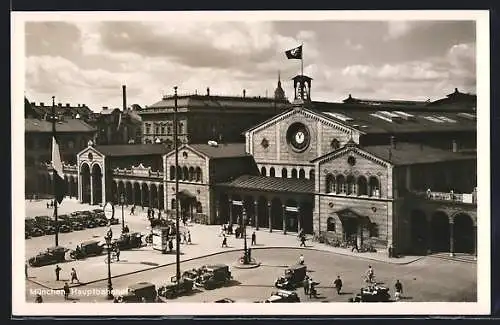 AK München, Hauptbahnhof, Leute, Autos, Flagge mit  auf dem Dach des Bahnhofsgebäudes