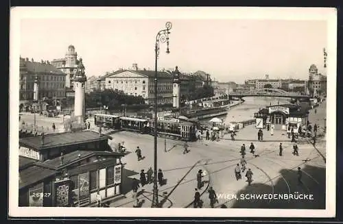 AK Wien, Strassenbahn fährt über die Schwedenbrücke