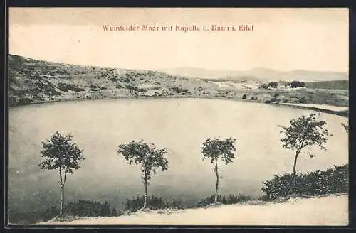 AK Daun i. Eifel, Weinfelder Maar mit Kapelle