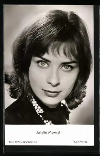 AK Schauspielerin Juliette Mayniel in Kamera blickend