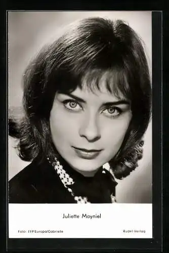 AK Schauspielerin Juliette Mayniel in Kamera blickend