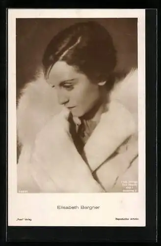 AK Schauspielerin Elisabeth Bergner in weissem Mantel mit Pelzkragen