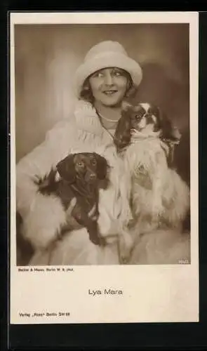AK Schauspielerin Lya Mara mit Dackel u. zweitem Hund