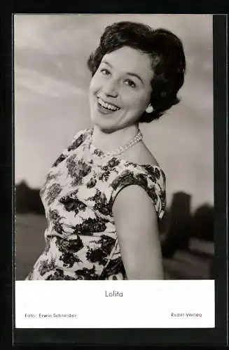 AK Schauspielerin Lolita lächelnd mit Halskette posierend