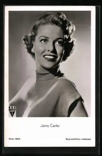 AK Schauspielerin Janis Carter schaut nach oben