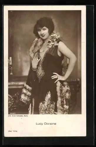 AK Schauspielerin Lucy Doraine mit verziertem Kleid und grossem Ring