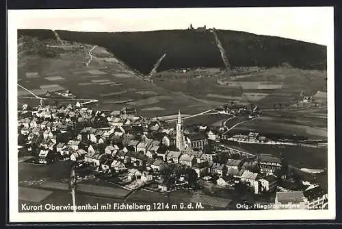 AK Oberwiesenthal, Totalansicht mit Fichtelberg