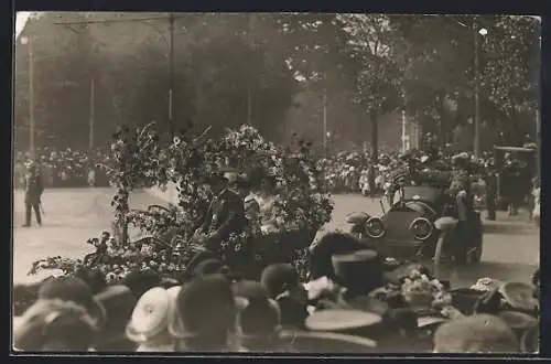 Foto-AK Aachen, Autos beim Blumenkorso