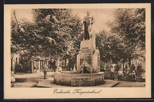 AK Eschweiler, Spaziergänger am Kriegerdenkmal