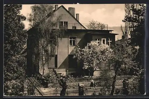 AK Peitz /Niederlausitz, Landambulatorium mit Garten