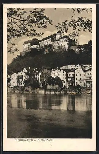 AK Burghausen a. d. Salzach, Flusspartie mit Blick auf die Burg