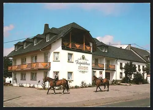 AK Lambertsberg /Eifel, Gasthaus-Pension Fünfmädelhaus Mühlen-Schilz, mit Reiterinnen