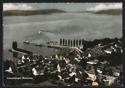 AK Unteruhldingen /Bodensee, Ortsansicht mit See und Anlegesteg aus der Vogelschau