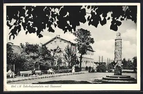 AK Werl i. W., Bahnhofsvorplatz mit Ehrenmal
