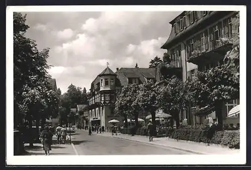 AK Badenweiler /Schwarzwald, Hauptstrasse mit Hotel Engler und Schwarzwald-Hotel