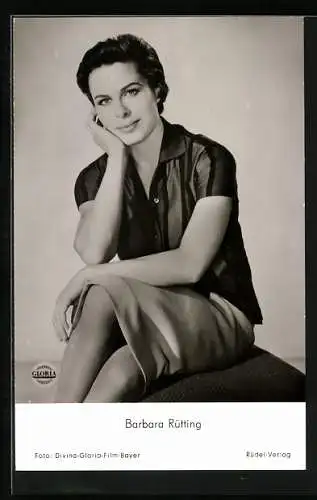 AK Schauspielerin Barbara Rütting sitzt auf einem Hocker