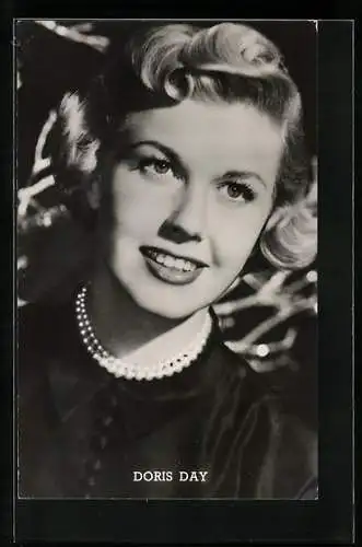 AK Schauspielerin Doris Day mit Perlenkette