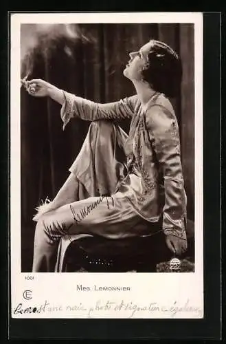 AK Schauspielerin Meg Lemonnier raucht eine Zigarette