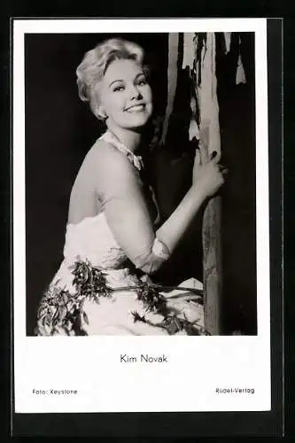 AK Schauspielerin Kim Novak im Kleid