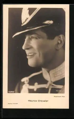 AK Schauspieler Maurice Chevalier lächelt in Uniform