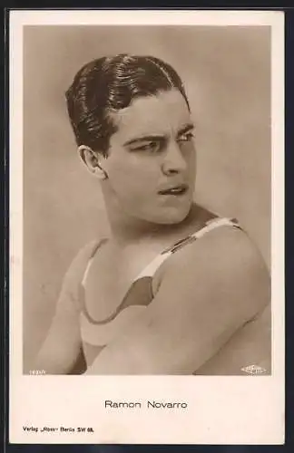 AK Schauspieler Ramon Novarro im Badehemd und mit Pomadefrisur