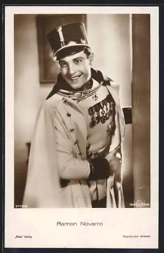 AK Schauspieler Ramon Novarro in Gala-Uniform mit Mantel