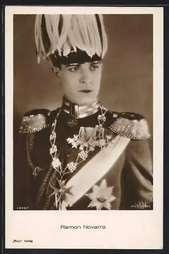 AK Schauspieler Ramon Novarro in Uniform mit Orden