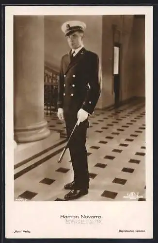 AK Schauspieler Ramon Novarro in Uniform mit Stock