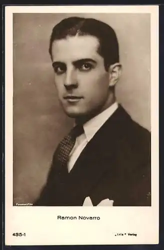 AK Schauspieler Ramon Novarro im Anzug ernst schauend