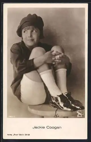 AK Schauspieler Jackie Coogan mit weissen Tennissocken und Lederschuhen