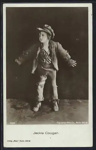 AK Schauspieler Jackie Coogan in einer Szene an der Wand stehend