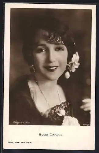 AK Schauspielerin Bebe Daniels mit Ohrschmuck und Blume im Haar