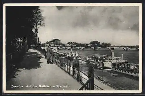 AK Dresden, Partie auf der Brühlschen Terrasse, Blick zur Elbe mit Dampferanlegestelle