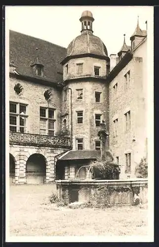 AK Weikersheim, Schlosshof mit Brunnen