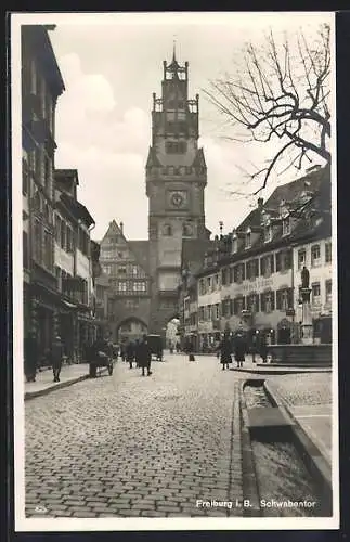 AK Freiburg i. B., Schwabentor, Gasthof zum Bären, Fussgänger