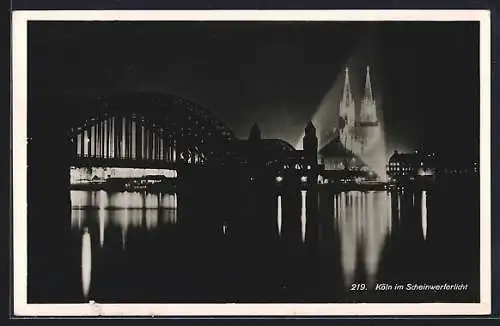 AK Köln, nächtlicher Rhein mit Dom im Scheinwerferlicht