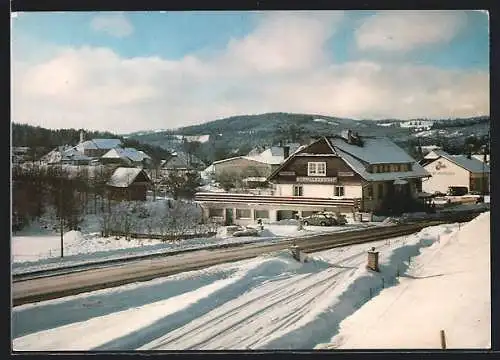 AK Häusern /St. Blasien, Hotel-Pension Schwalbennest F. Hübinger mit Ortspanorama im Winter