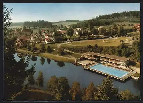 AK Friedenweiler /Schwarzwald, Klostersee mit beheiztem Freibad und Ortsansicht aus der Vogelschau