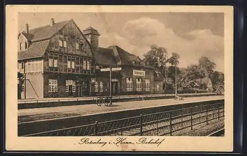 AK Rotenburg i. Hann., Bahnhof mit Gleisen und Bahnsteig