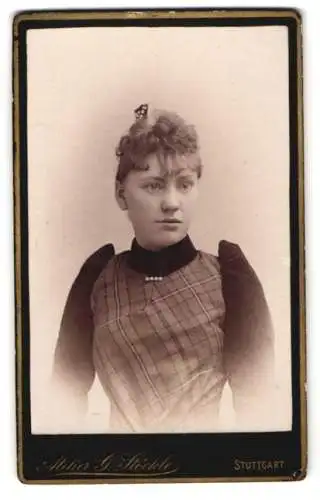 Fotografie G. Stöckle, Stuttgart, Blumenstrasse 19, Junge Frau im karierten Kleid mit schwarzen Ärmeln