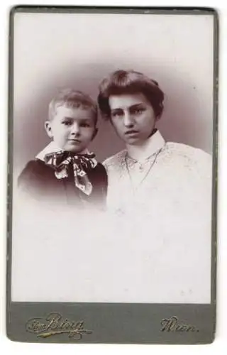 Fotografie Sigmund Bing, Wien, Goldschmidgassse 4, Junge Frau im Kleid mit ihrem Sohn mit Schleife am Kragen