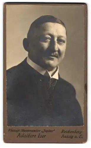 Fotografie Adalbert Iser, Reichenberg-Aussig, Bürgerlicher Herr mit pomadisiertem Haar und Schnurrbart